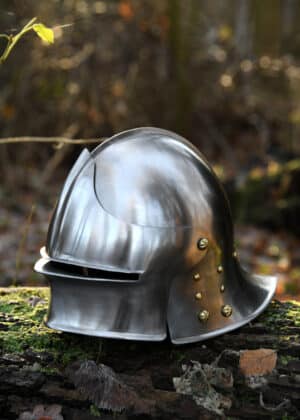 Salade à nuquière allemande – Reproduction fidèle d’un casque médiéval de 1480 en acier 1,6 mm. Visière ajustable, doublure cuir réglable pour un confort optimal. Parfaite pour la reconstitution historique et la protection authentique.
