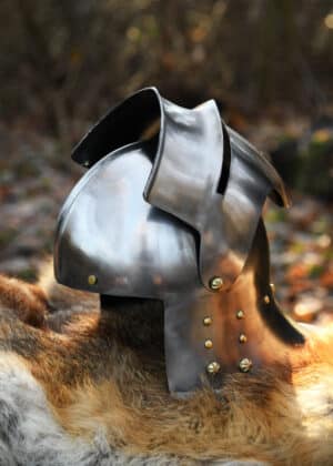 Salade à nuquière allemande – Reproduction fidèle d’un casque médiéval de 1480 en acier 1,6 mm. Visière ajustable, doublure cuir réglable pour un confort optimal. Parfaite pour la reconstitution historique et la protection authentique.