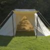 Tente Saxonne Jorvik 4X2 m livrée prête à l'emploi. Tente Saxonne Jorvik 4X2 m livrée prête à l'emploi. En coton 340 gsm robuste imperméabilisé et anti-moisissure. Tous les poteaux inclus.
