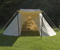 Tente Saxonne Jorvik 4X2 m livrée prête à l'emploi. Tente Saxonne Jorvik 4X2 m livrée prête à l'emploi. En coton 340 gsm robuste imperméabilisé et anti-moisissure. Tous les poteaux inclus.