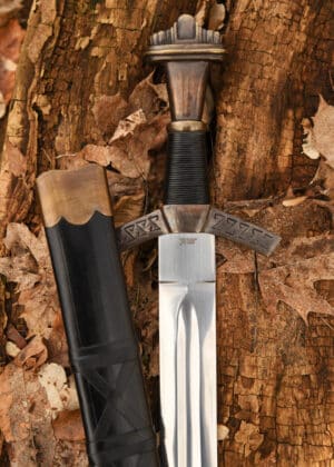 Epée historique Excalibur de Windlass Steelcrafts. Lame acier au carbone 1065 avec une dureté de 48-52 HRC. L: 94 cm. Livrée avec fourreau en cuir