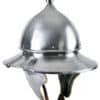 Réplique d'un casque celtique, répandu chez les soldats gaulois vers 100 avant JC. Ce casque fait suite à un original trouvé dans la "Forêt de Rouvray" dans le nord de la France. Il y avait probablement du crin de cheval attaché au sommet du casque. Ce casque a un renfort en cuir confortable et une jugulaire.