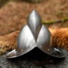 Casque Morion allemand en acier 1,6 mm, reproduction fidèle du XVIe siècle avec jugulaire et incrustation cuir. Confortable et léger, idéal pour la reconstitution historique.