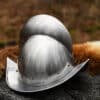Casque Morion allemand en acier 1,6 mm, reproduction fidèle du XVIe siècle avec jugulaire et incrustation cuir. Confortable et léger, idéal pour la reconstitution historique.