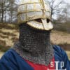 Casque viking de type Valsgärde, issu des riches sépultures suédoises datant du VIIe au IXe siècle, incarne l'ingéniosité et le raffinement des artisans scandinaves. Orné de plaques en métal rivetées sur une structure en cuir, ce casque à crête distinctive offre une protection efficace tout en arborant des motifs gravés ou en relief, souvent inspirés de la mythologie nordique. Ses détails élaborés reflètent le statut élevé de son porteur, soulignant à la fois sa puissance martiale et son rôle dans la société guerrière viking