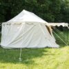 Tente bourguignonne naturelle, emblématique des campements médiévaux, est reconnaissable à sa forme conique et à ses pans en toile épaisse renforcée. Utilisée par les chevaliers et les armées itinérantes, elle offre un abri robuste et fonctionnel, capable de résister aux intempéries tout en étant facilement transportable. Son architecture simple mais ingénieuse, composée de poteaux centraux et de cordages tendus, reflète l'élégance pratique des équipements médiévaux. Un symbole de vie nomade, mêlant utilité et esthétique, typique des grandes campagnes et tournois du Moyen Âge
