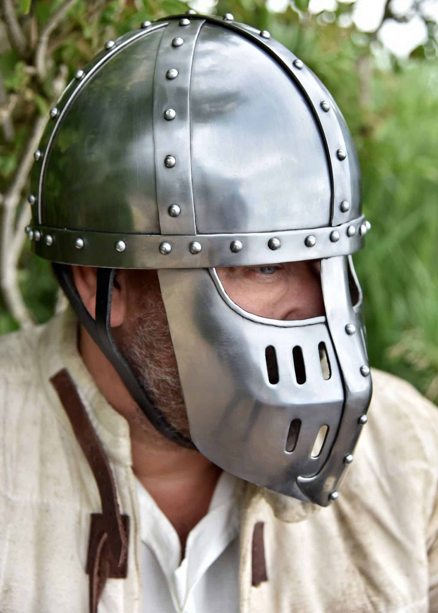 Casque Haut Moyen Age facial plat En vente sur Armurias