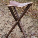 Tabouret tripode en bois et cuir