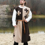Tabard médiéval à croix pattée