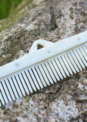 Peigne viking en os pour les cheveux et aussi pour préparer la laine et d'autres fibres naturelles pour le filage et le feutrage