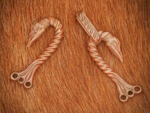 fibule bronze avec motifs corbeaux celtiques