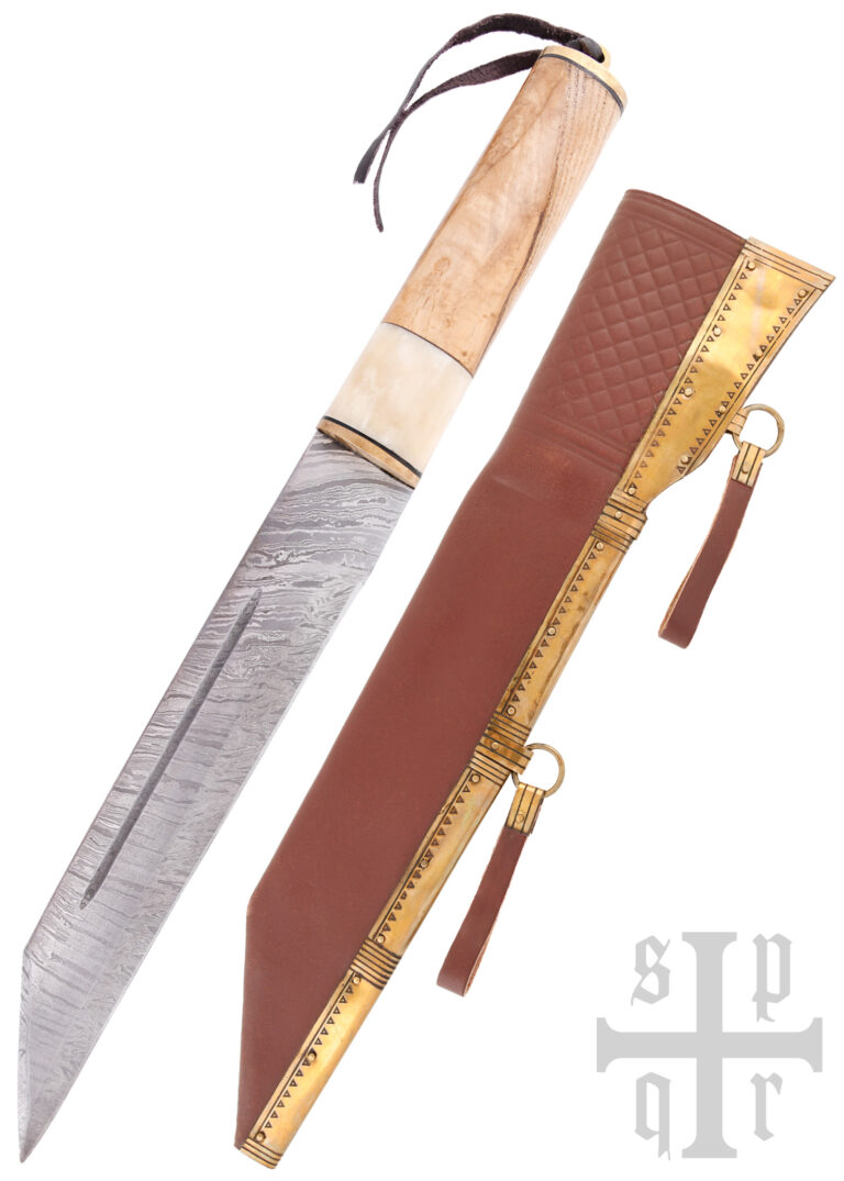 Scramasaxe lame acier Damas non-affûtée et manche en bois et os. Fourreau en cuir avec des raccords en laiton ornés. Taille: 43.5 cm