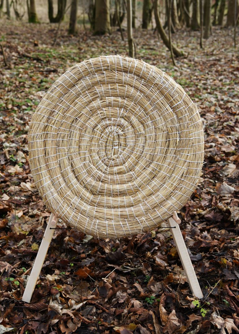 Cible d'archer traditionnelle, paille, ronde, diamètre 80 cm. Un article de tir à l'arc professionnel de petite taille et compact.