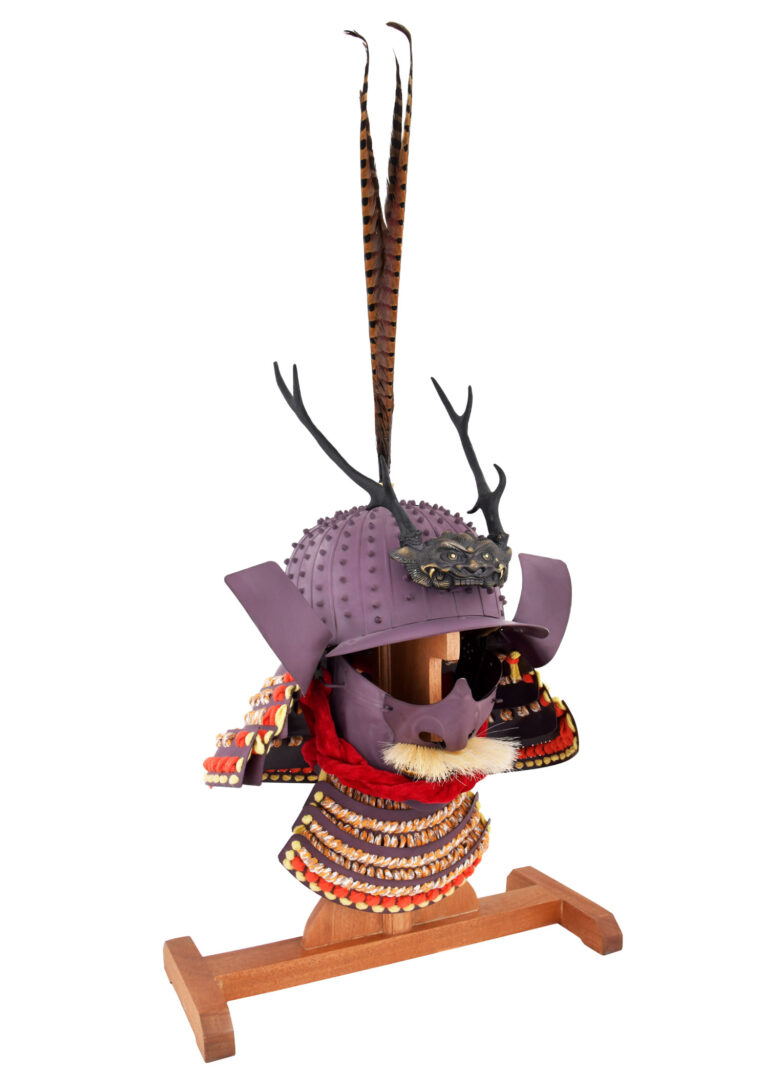 Kabuto et Mempo Daisho Kake Hanwei avec ornements et support en bois