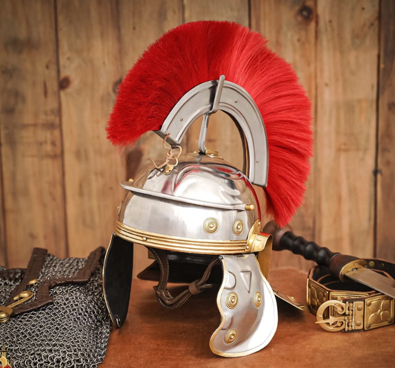 Casque de centurion romain crinière rouge 1 asque de centurion romain en acier de 1.2 mm d'épaisseur avec une crinière rouge. Livré avec un renfort réglable en cuir épais à l'intérieur et une jugulaire.
