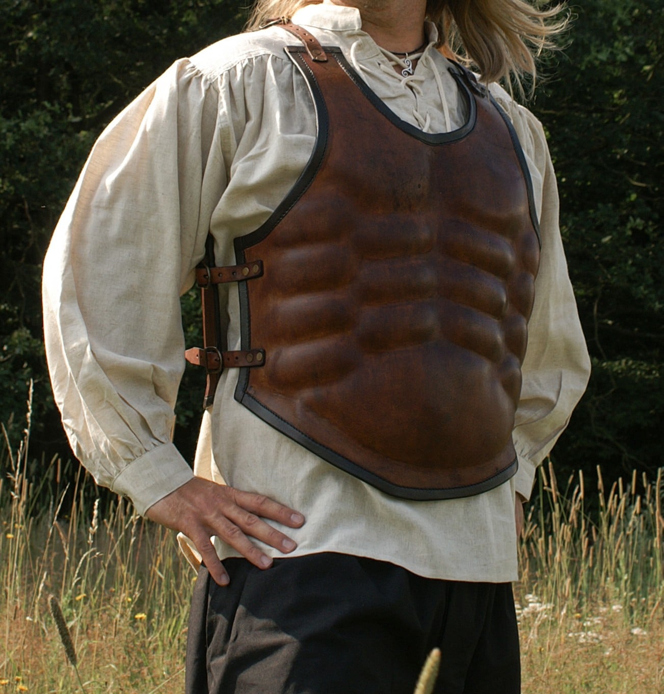 Cuirasse musclée en cuir marron 4 Cuirasse musclée en cuir marron – Image 4