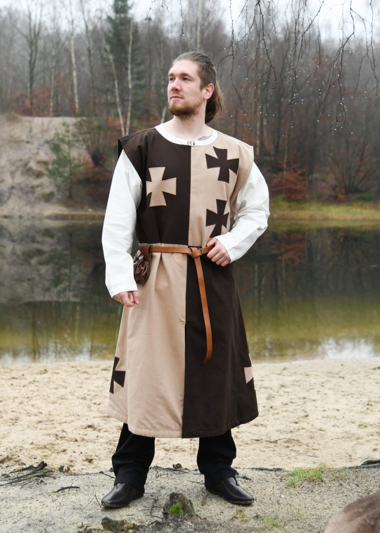 Tabard médiéval à croix pattée