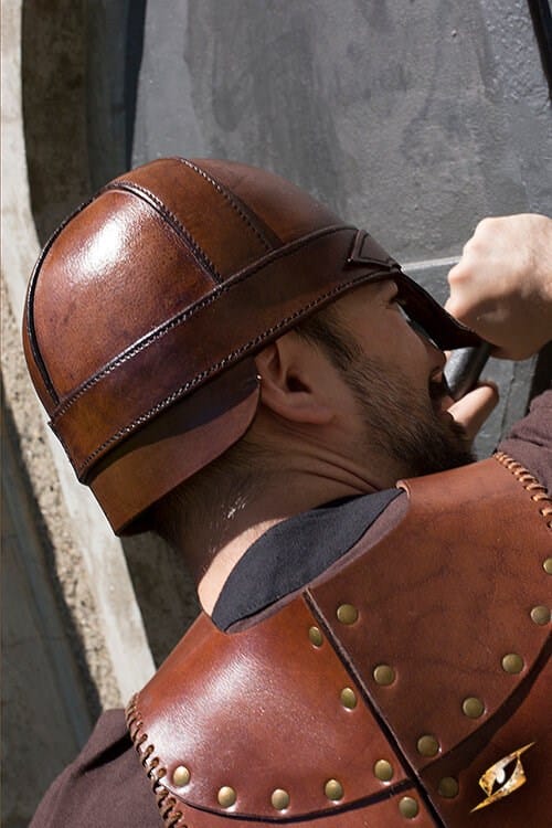 Casque guerrier en cuir 2 Casque guerrier en cuir – Image 2