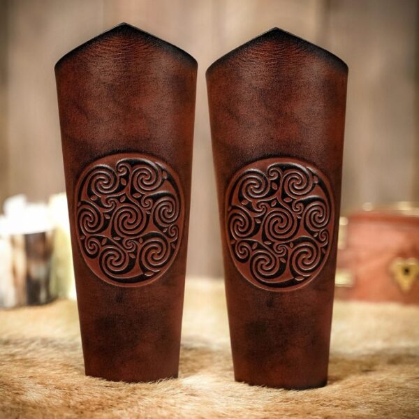 Brassards en cuir de buffle véritable avec motif celtique en spirale en relief, ajustables par lanières, pour GN et cosplay