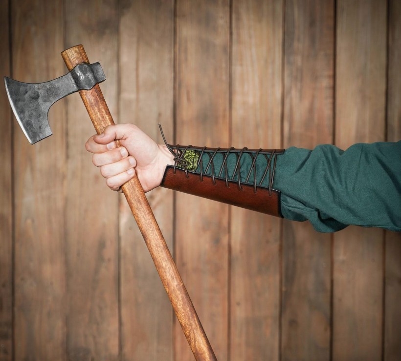 Brassards celtiques en cuir véritable 3 # Description SEO - Brassards en Cuir Motif Celtique ## **Titre SEO** (60 caractères) ``` Brassards Cuir Motif Celtique Spirale | Ranger GN Cosplay ``` ## **Méta-description** (157 caractères) ``` Brassards en cuir véritable avec motif celtique en spirale relief. Artisanat de qualité pour GN, cosplay et aventuriers. Cuir de buffle robuste. Ajustables. ``` ## **Étiquettes (Tags)** ``` brassards cuir, brassards celtiques, motif spirale celtique, brassards ranger, cuir véritable, accessoires GN, cosplay médiéval, brassards jeu de rôle, équipement aventurier, cuir de buffle, brassards artisanaux, accessoires celtiques, protège-bras cuir, brassards ajustables, costume médiéval, LARP, reconstitution historique, bracelet viking, style celtique, artisanat cuir ``` ## **Texte Alt Image** ``` Brassards en cuir de buffle véritable avec motif celtique en spirale en relief, ajustables par lanières, pour GN et cosplay ``` --- ### **Variante Alt (plus courte)** ``` Brassards cuir motif celtique spirale relief porté