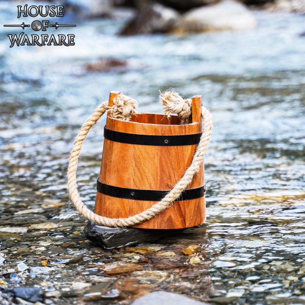 Seau en bois médiéval artisanal avec cerclage noir et poignée jute