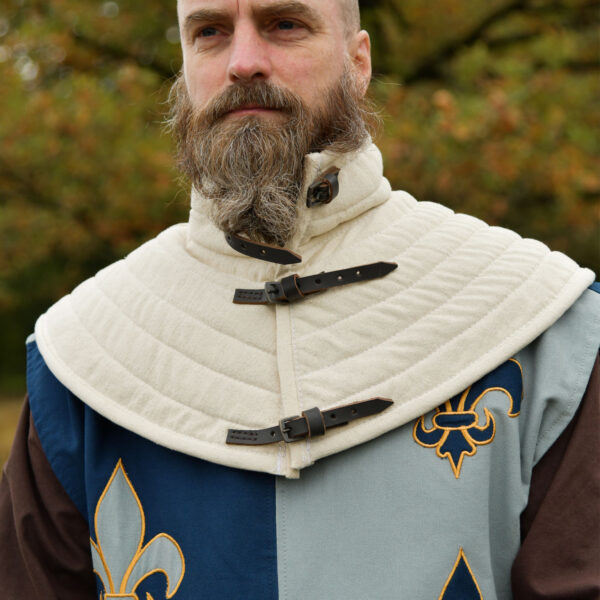 Colletin gamboisé rembourré médiéval ULFBERTH en coton naturel avec sangles cuir ajustables