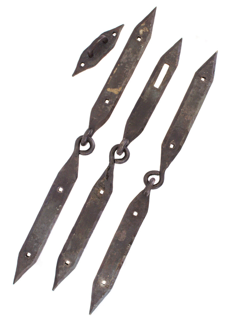 Kit complet de charnières de coffre viking forgées à la main par ULFBERTH comprenant deux charnières de 38 cm et un fermoir deux pièces en acier forgé avec finition noire forgeron
