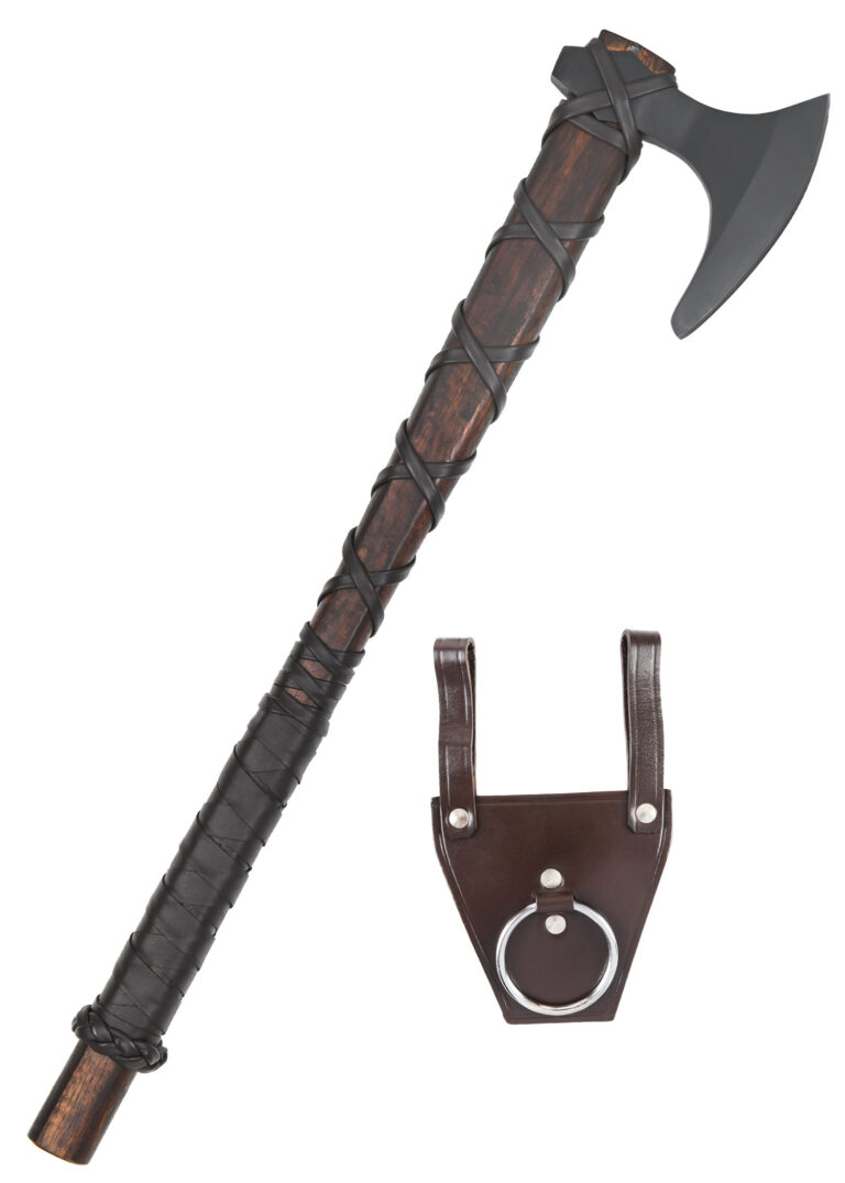 Hache Viking de Ragnar – Réplique par Windlass. Manche en bois de frêne recouvert de cuir. Taille: 62 cm . Poids environ 1338 grs. lame en acier inoxydable d’environ 15,7 cm.