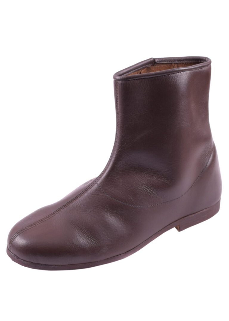 Vue de profil de bottes médiévales en cuir brun foncé avec laçage latéral historique.