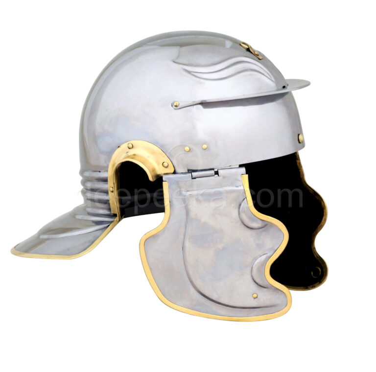 Casque romain en acier avec finitions en laiton, doté de garde-joues articulés et d'un protège-nuque incliné, inspiré des découvertes archéologiques de Nimègue et Besançon.