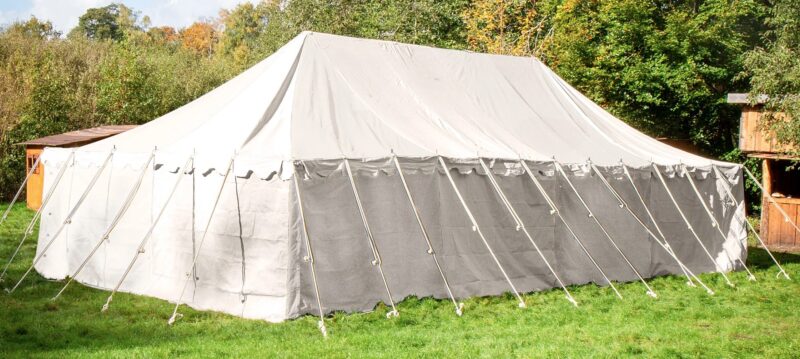 Tente Pavillon médiéval 6x12m coton 425 grs- couleur naturel-noir imperméabilisée, poteaux fer thermolaqué, montage modulable. Idéale GN et reconstitution médiévale.