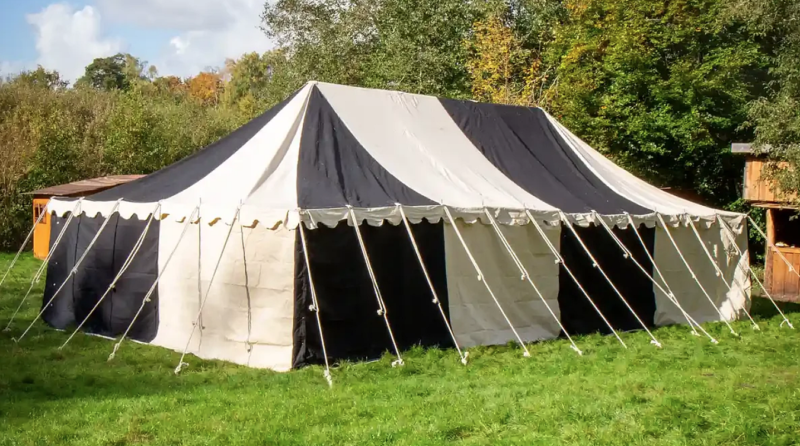 Tente Pavillon médiéval 6x12m coton 425 grs- couleur naturel-noir, imperméabilisée, poteaux fer thermolaqué, montage modulable. Idéale GN et reconstitution médiévale.