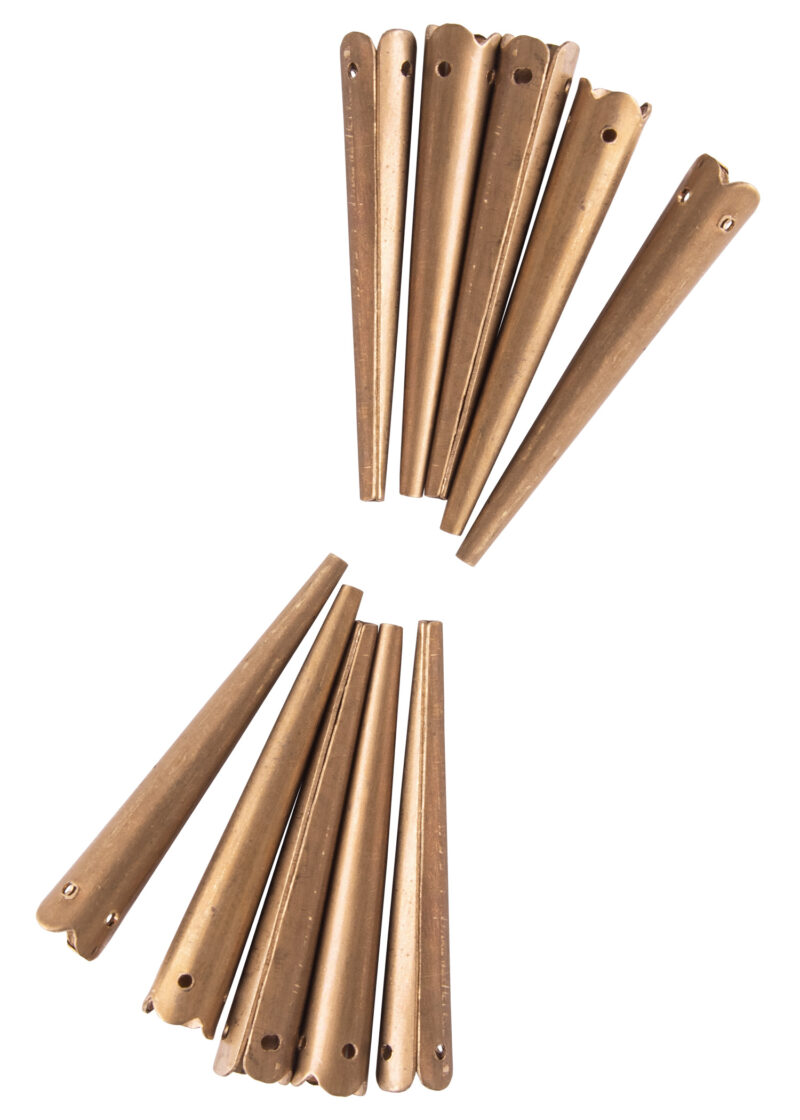 Aiguillettes médiévales zigzag en laiton massif lot de 10 faites main. Embouts authentiques 5 mm pour laçage de gambison, pourpoint et vêtements historiques. Qualité artisanale.