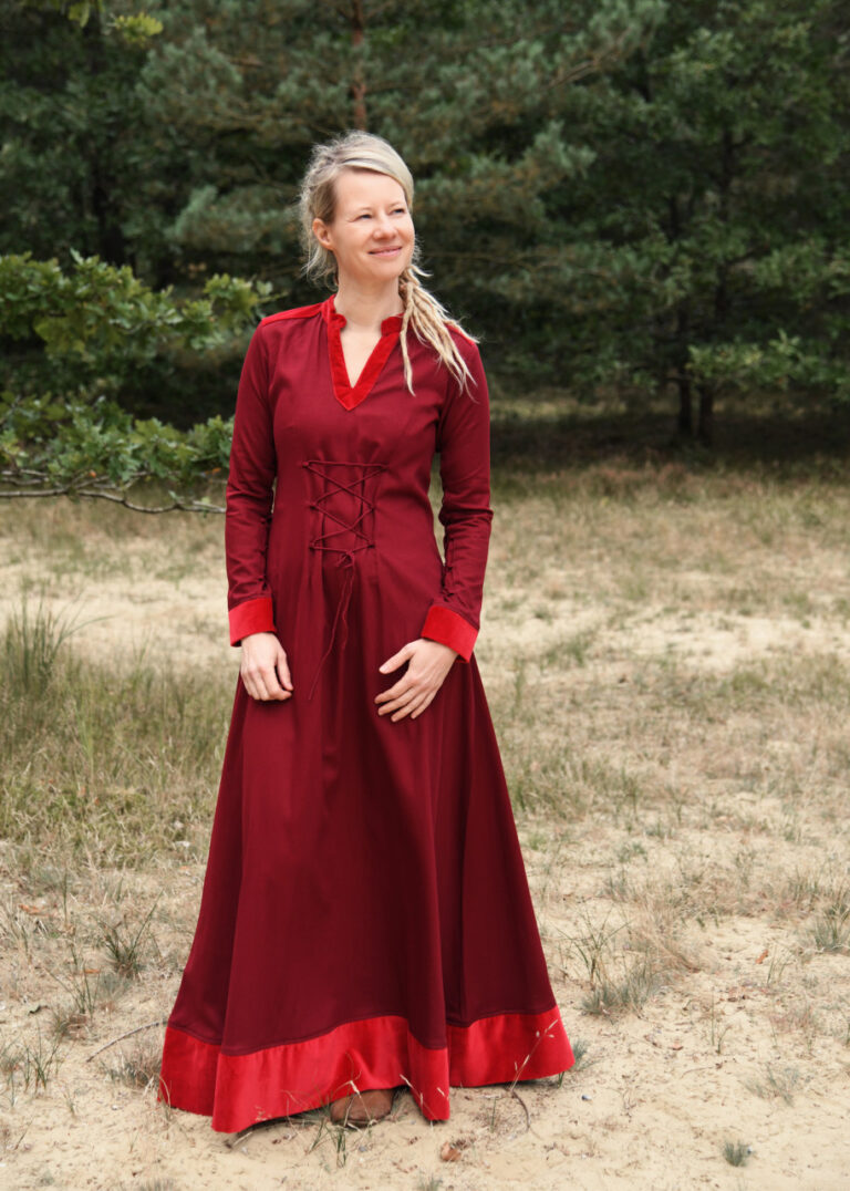 Robe médiévale Meira à détails velours, rouge bordeaux