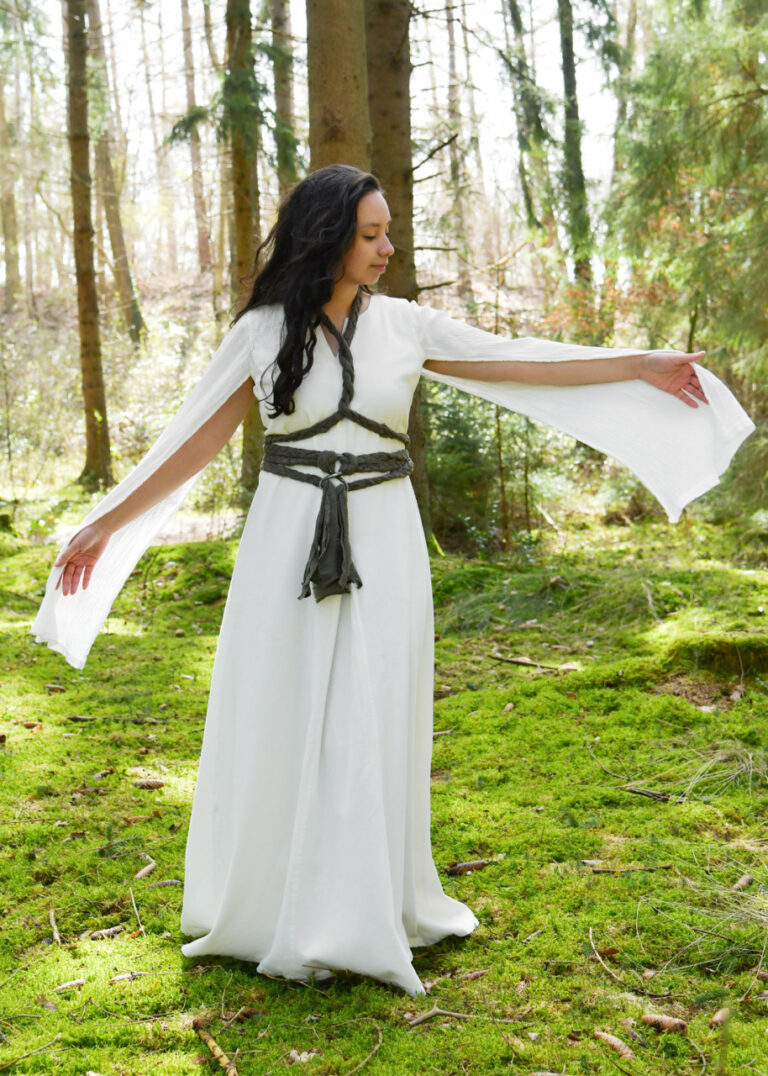 Robe élégante Elira à manches longues, naturelle