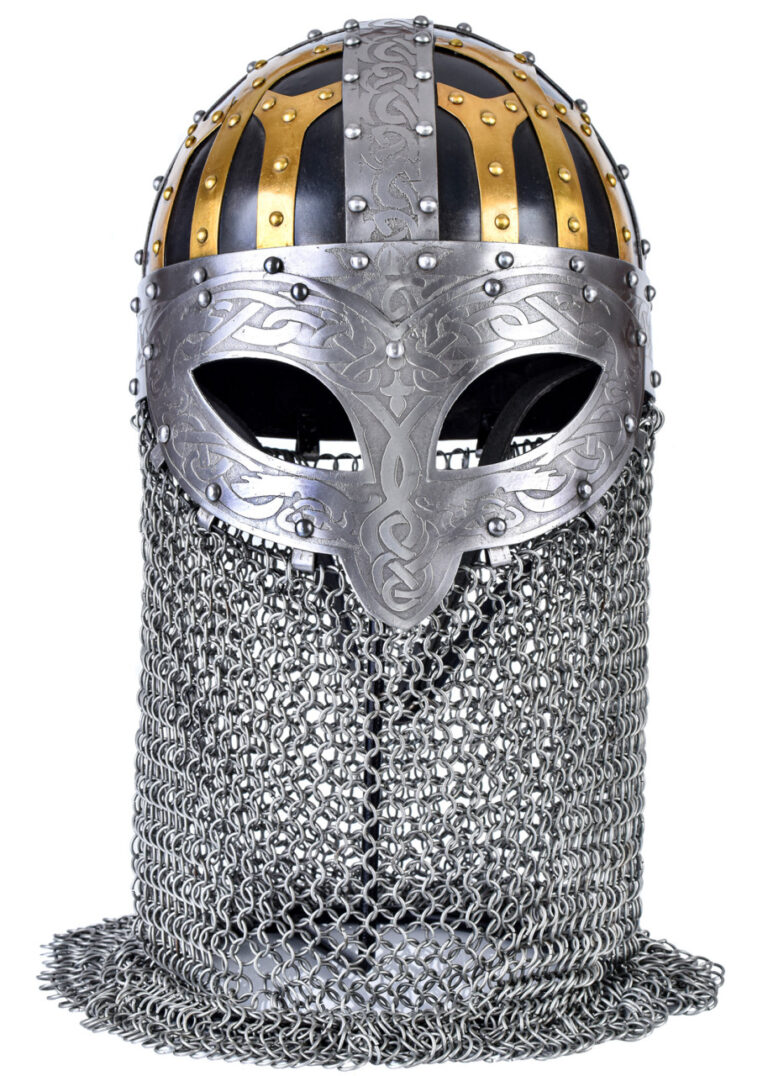 Casque viking à lunettes avec camail en mailles d'acier, vue de face sur fond blanc