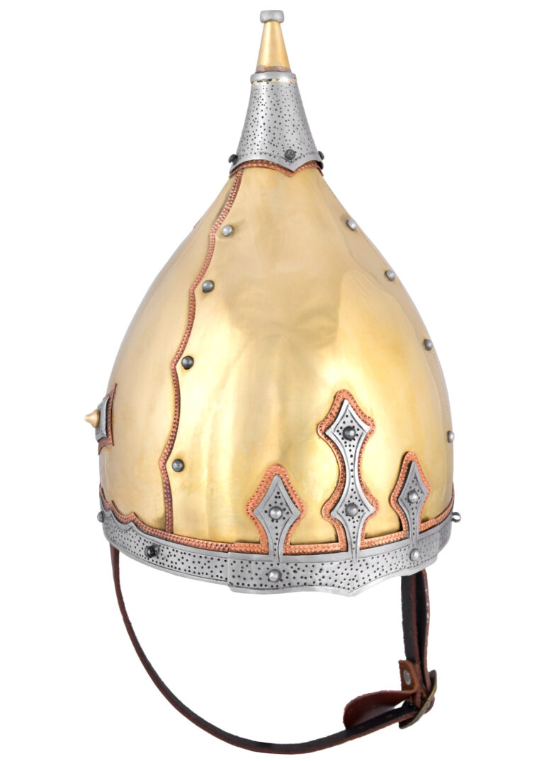 Casque de Bobruysk en laiton avec ornements en acier et pointe, vue de trois quarts
