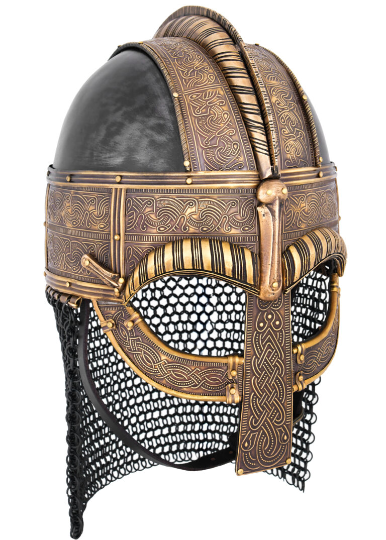 Casque de Valsgärde avec ornements en laiton et camail noirci, vue de trois quarts