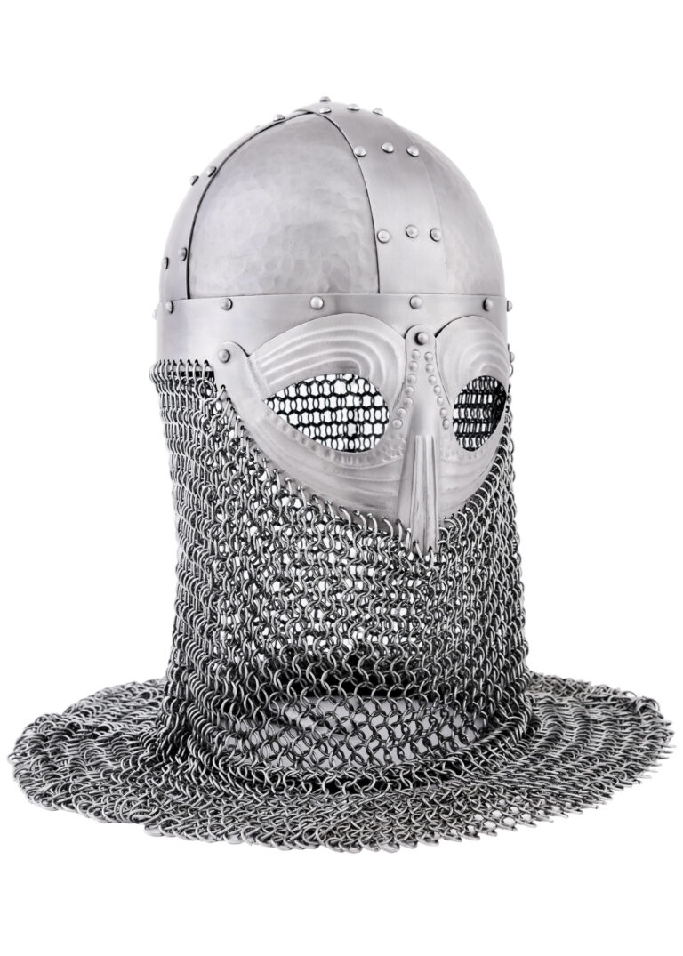 Casque Vendel avec camail et masque à lunettes, vue de trois quarts sur fond blanc