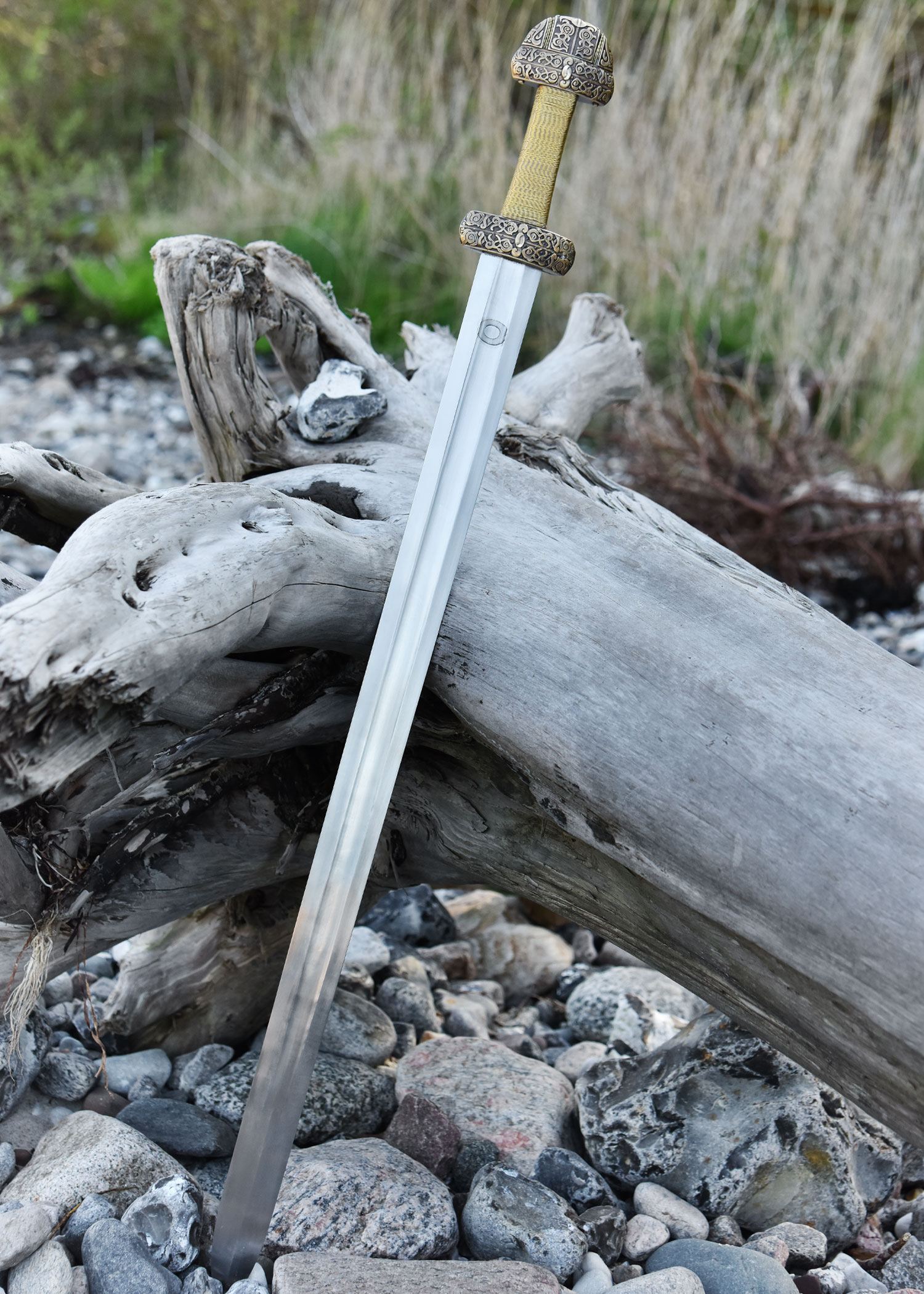 Épée dans son fourreau avec ceinturon