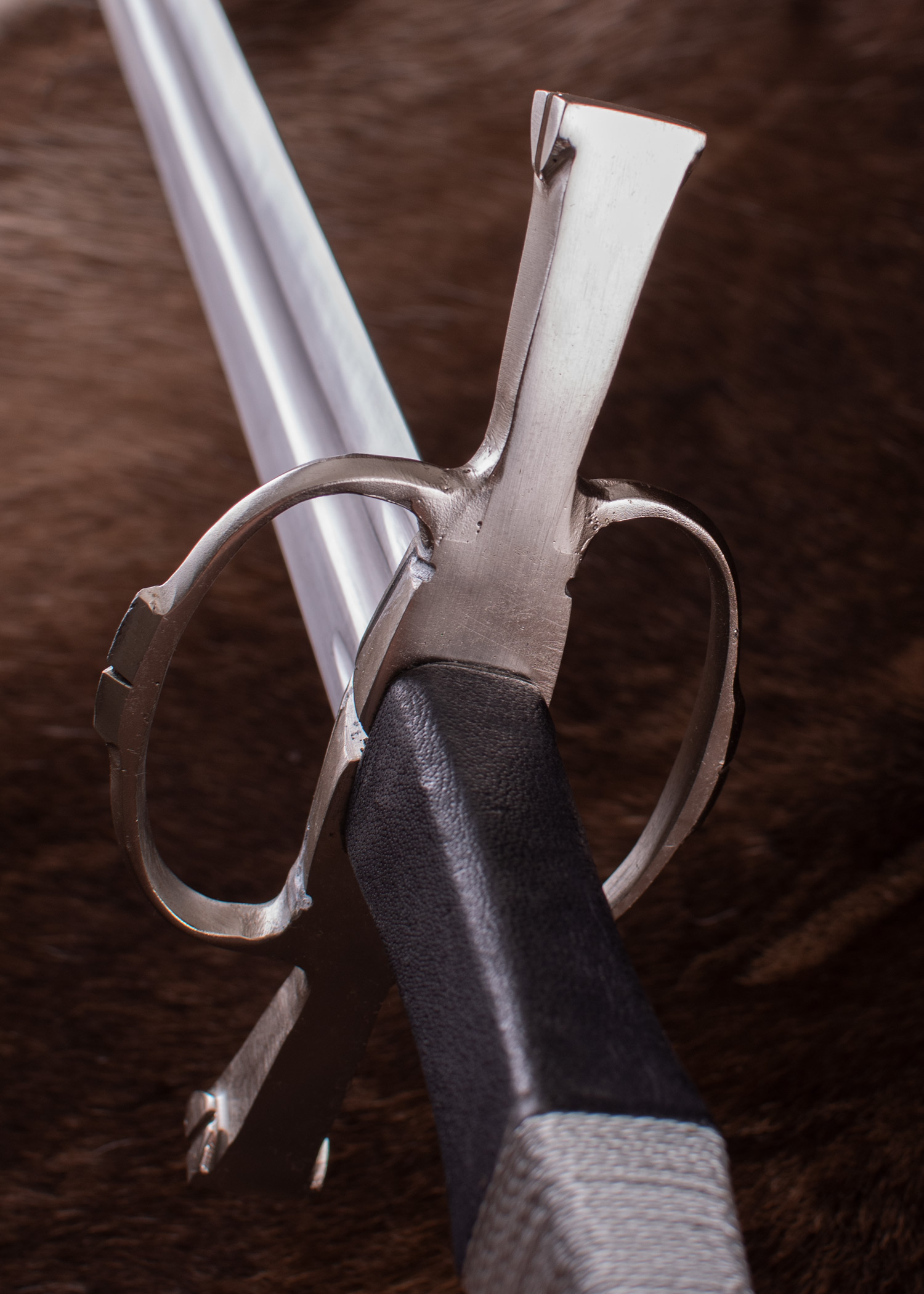 Fusée gainée de cuir et de fil d’acier torsadé