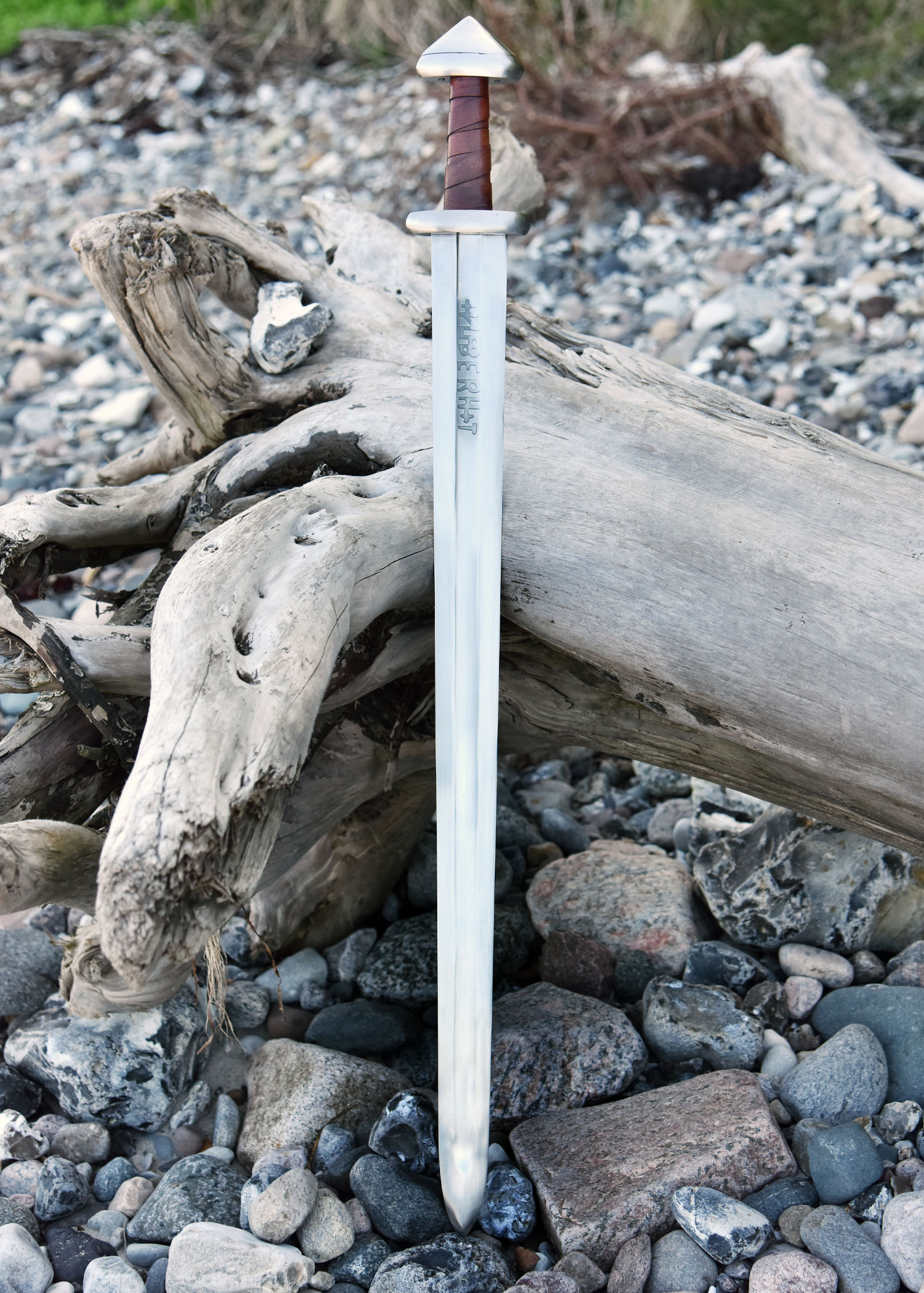 Épée dans son fourreau en bois et cuir