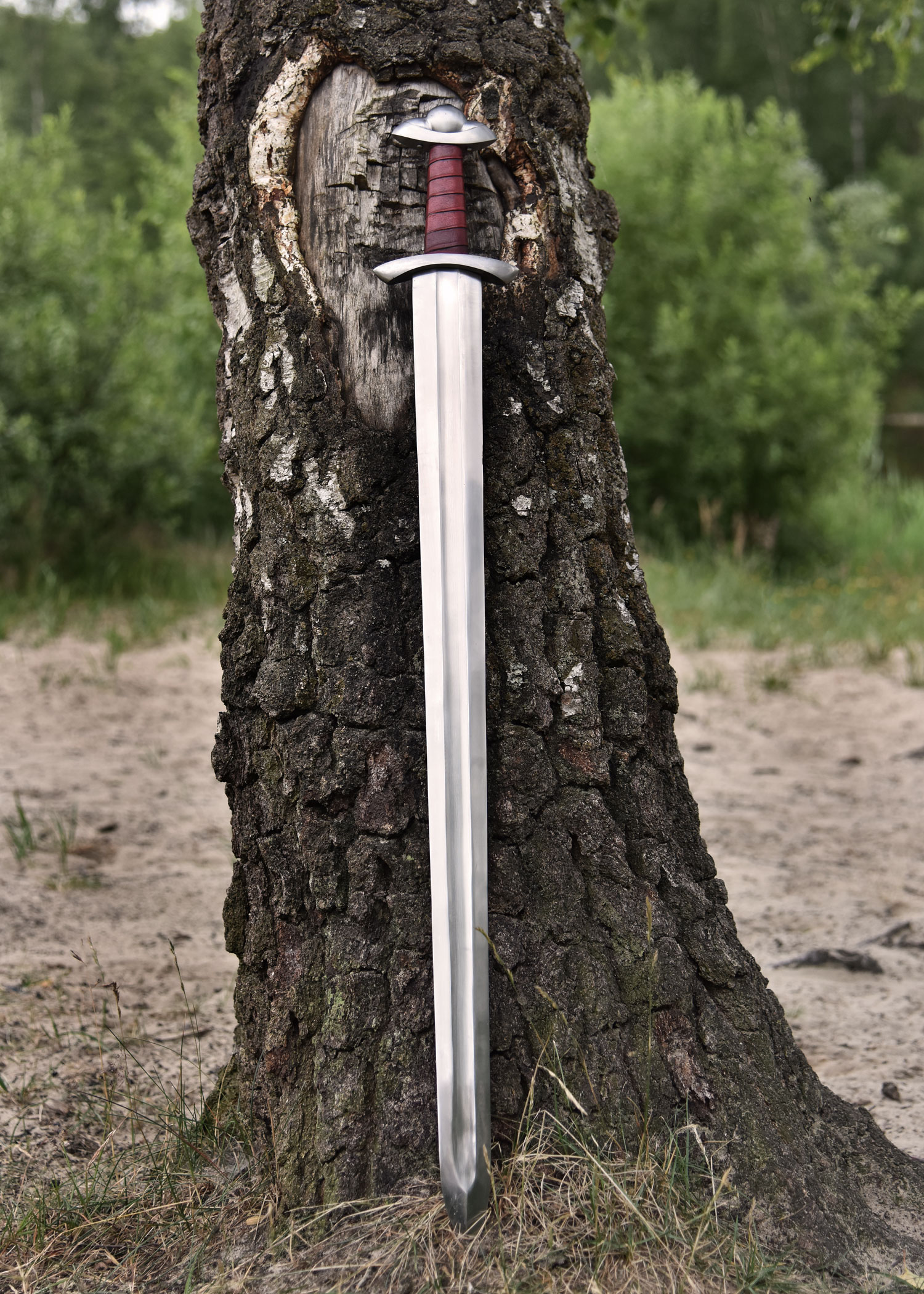 Épée viking avec son fourreau en cuir rouge