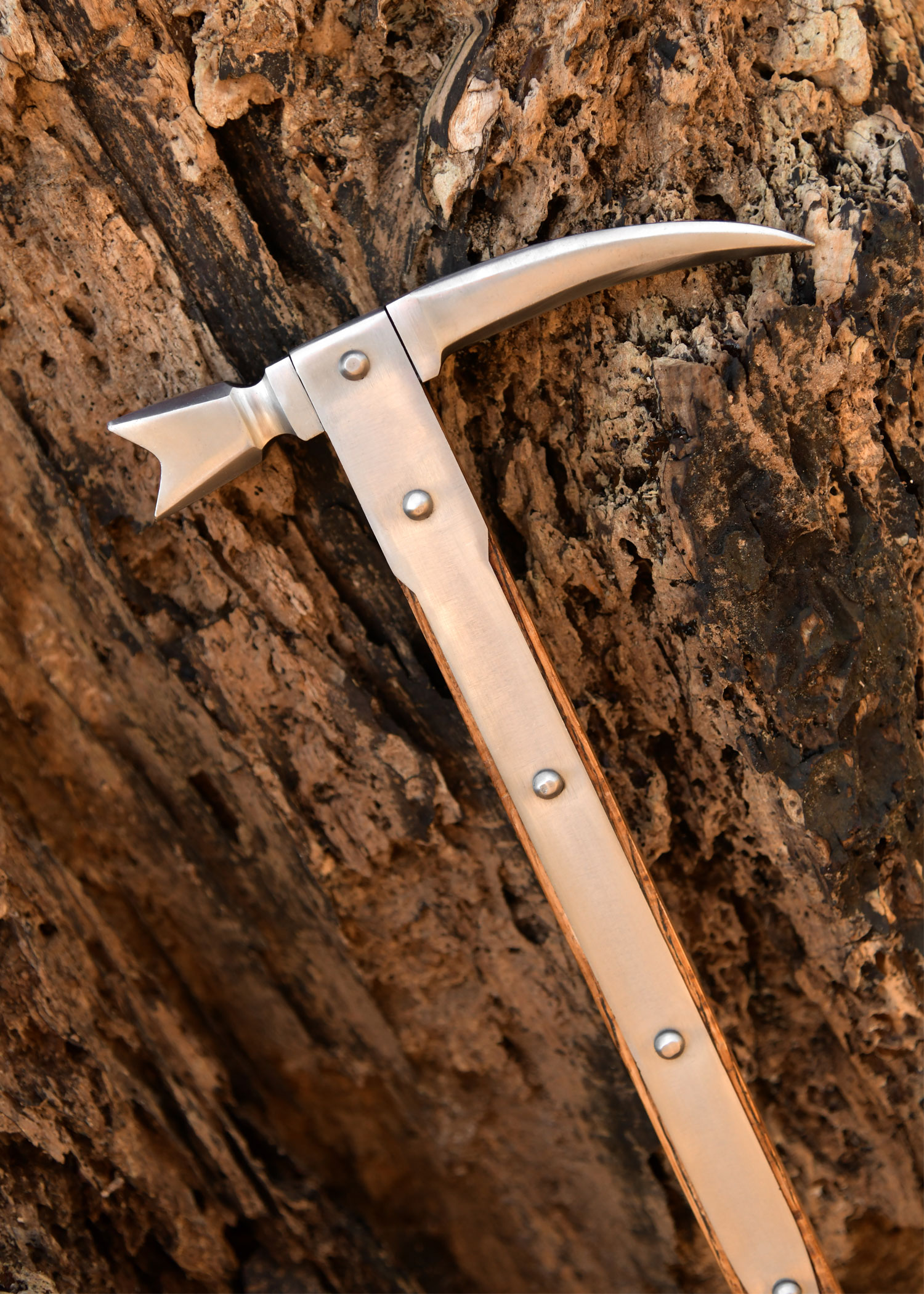 Marteau de combat bec de corbin 6 Tête du marteau bec de corbin : pointe recourbée et attelles rivetées