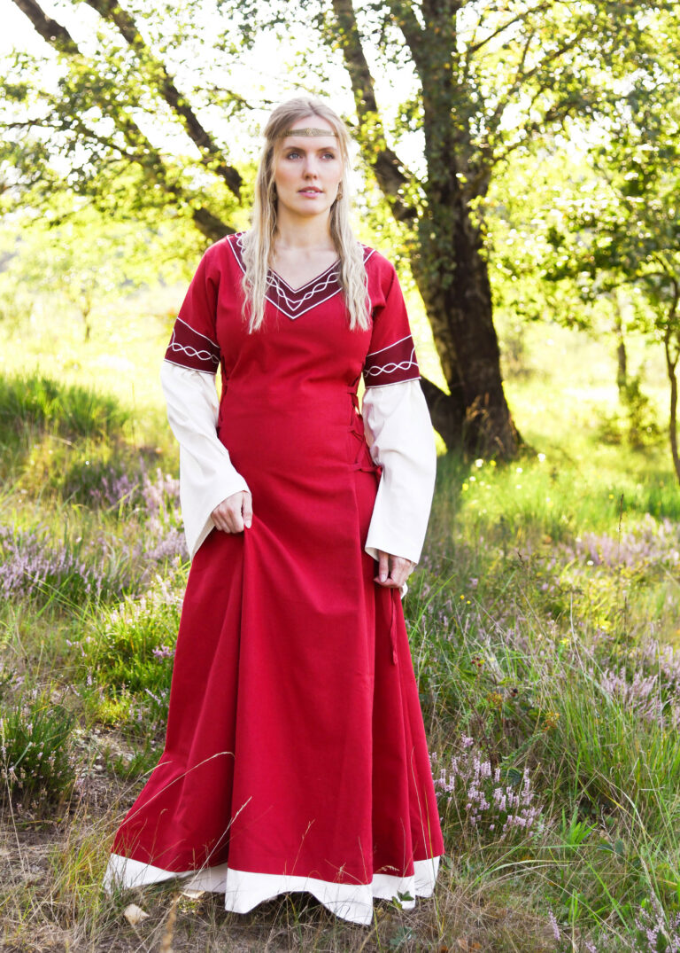 Robe médiévale Alvina rouge et naturelle — détail de la coupe et des finitions