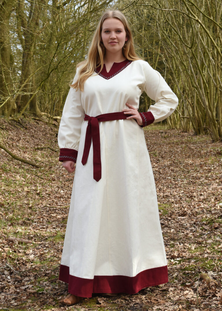 Robe viking Jona naturelle et rouge bordeaux — présentation du vêtement