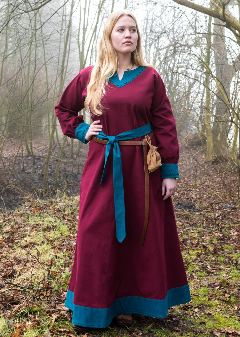 Robe viking Jona rouge bordeaux et bleu pétrole — présentation du vêtement