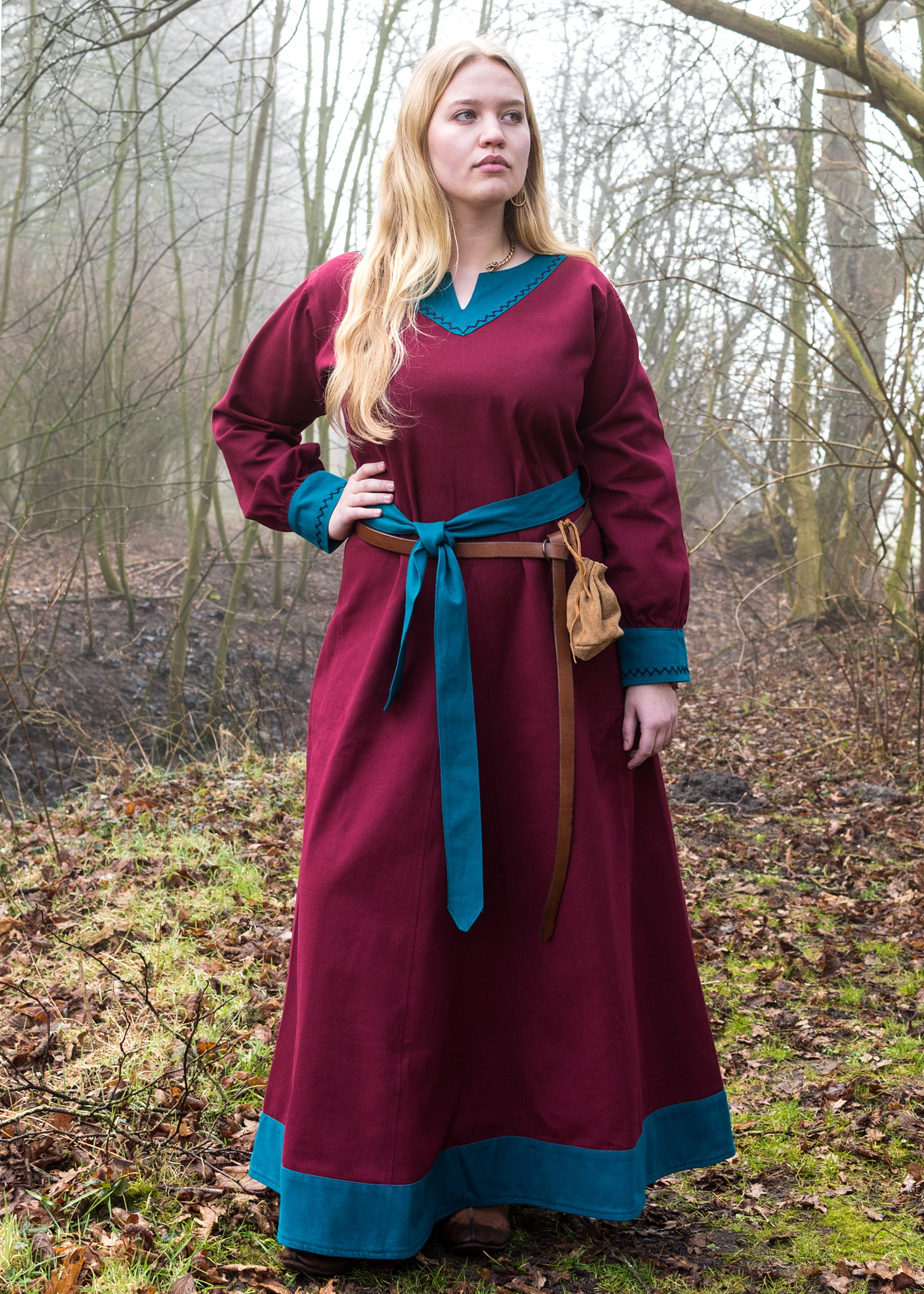 Robe viking Jona rouge bordeaux et bleu pétrole — présentation du vêtement