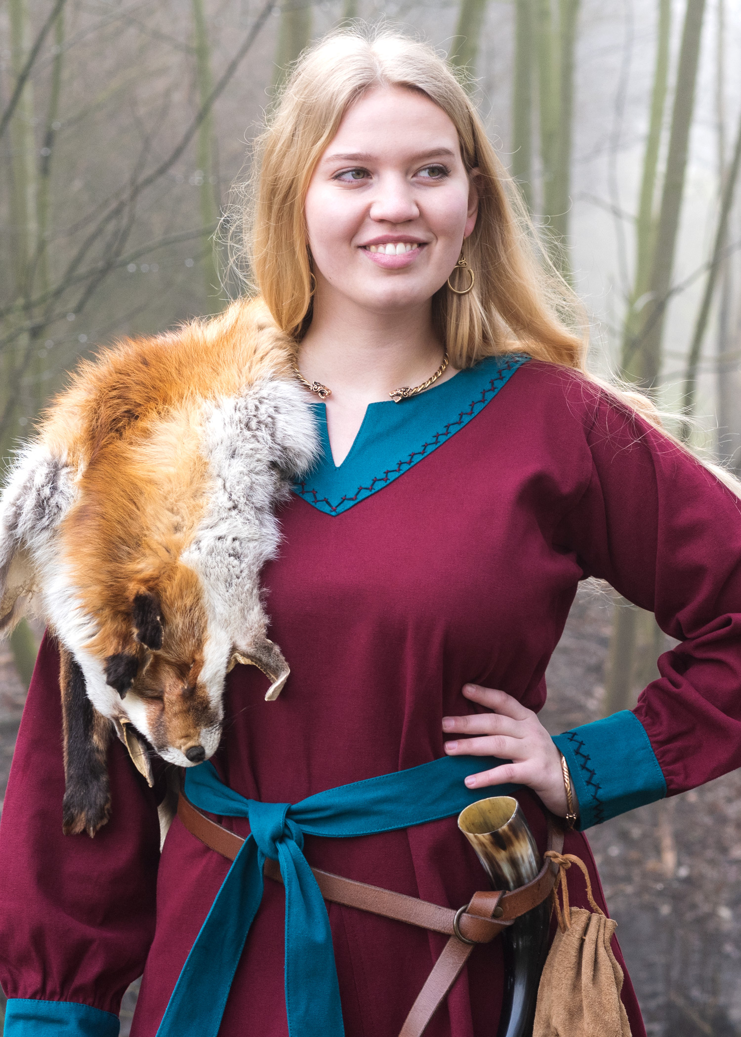 Robe viking Jona rouge bordeaux et bleu pétrole — présentation du vêtement
