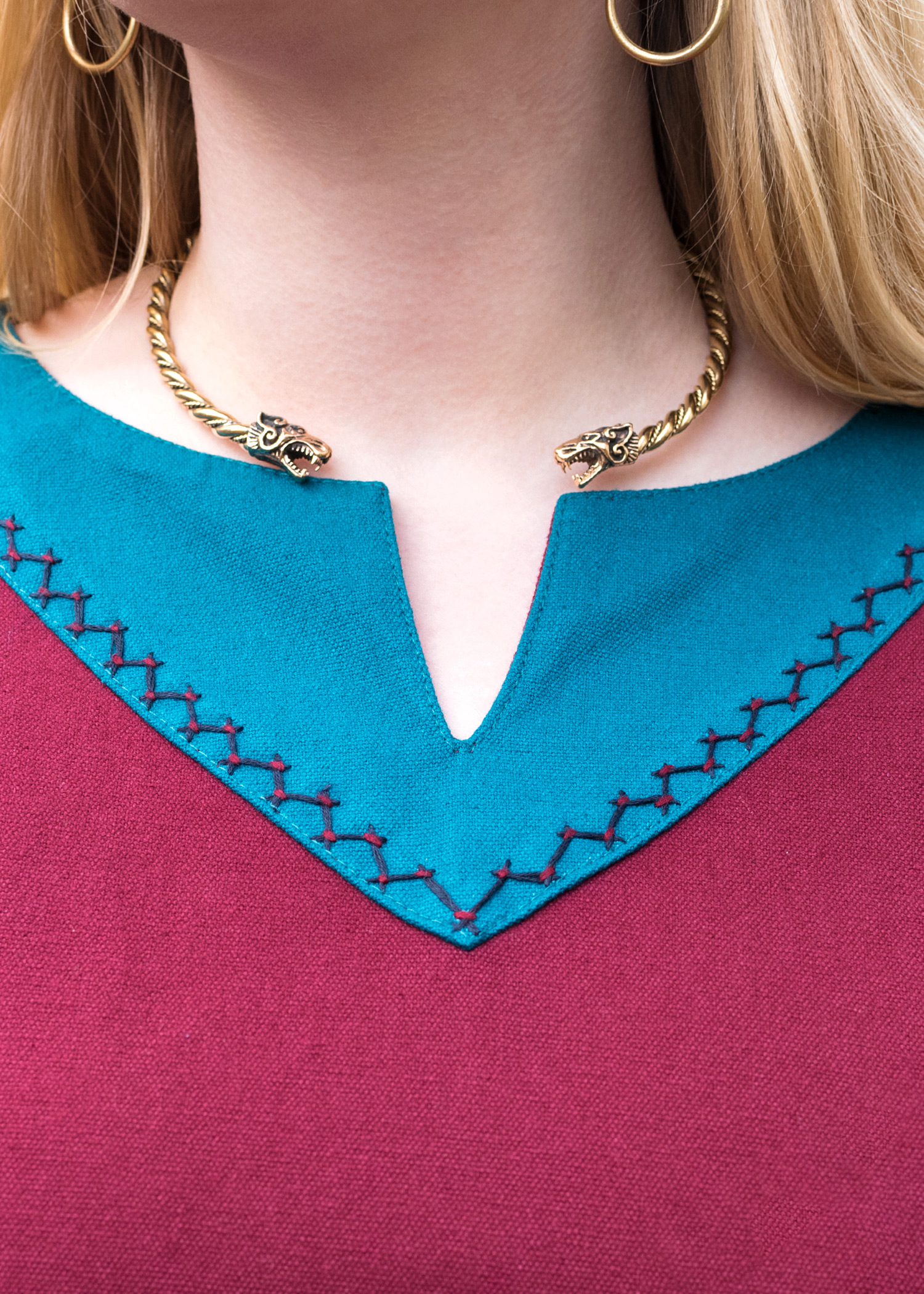 Robe viking Jona rouge bordeaux et bleu pétrole — présentation du vêtement